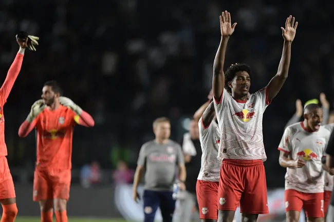 Jogadores do Bragantino comemoram vitória ao final da partida contra o Vasco –  Foto: Thiago Ribeiro/AGIF
