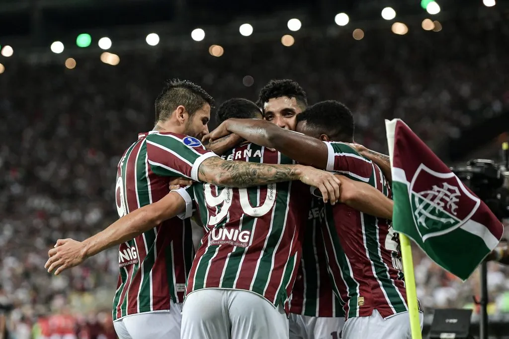Serna jogador do Fluminense comemora seu gol com jogadores do seu time – Foto: Thiago Ribeiro/AGIF