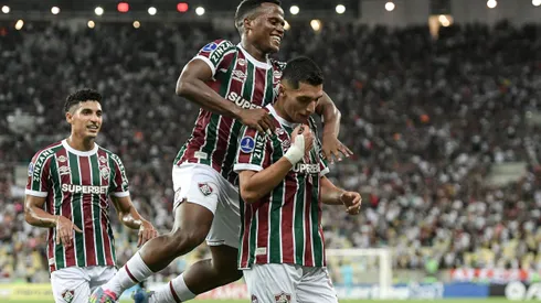 Serna jogador do Fluminense comemora seu gol com Arias - Foto: Thiago Ribeiro/AGIF