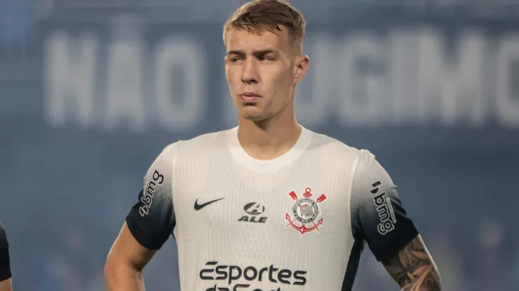 Charles deve seguir por mais tempo no Corinthians.