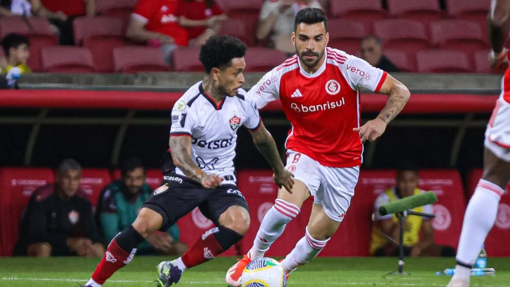 RS – PORTO ALEGRE – 29/09/2024 – BRASILEIRO A 2024, INTERNACIONAL X VITORIA – Matheuzinho jogador do Vitoria durante partida contra o Internacional no estadio Beira-Rio pelo campeonato Brasileiro A 2024. Foto: Maxi Franzoi/AGIF