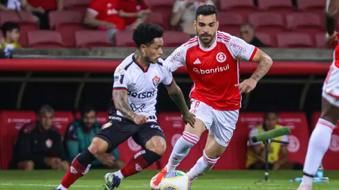 RS - PORTO ALEGRE - 29/09/2024 - BRASILEIRO A 2024, INTERNACIONAL X VITORIA - Matheuzinho jogador do Vitoria durante partida contra o Internacional no estadio Beira-Rio pelo campeonato Brasileiro A 2024. Foto: Maxi Franzoi/AGIF