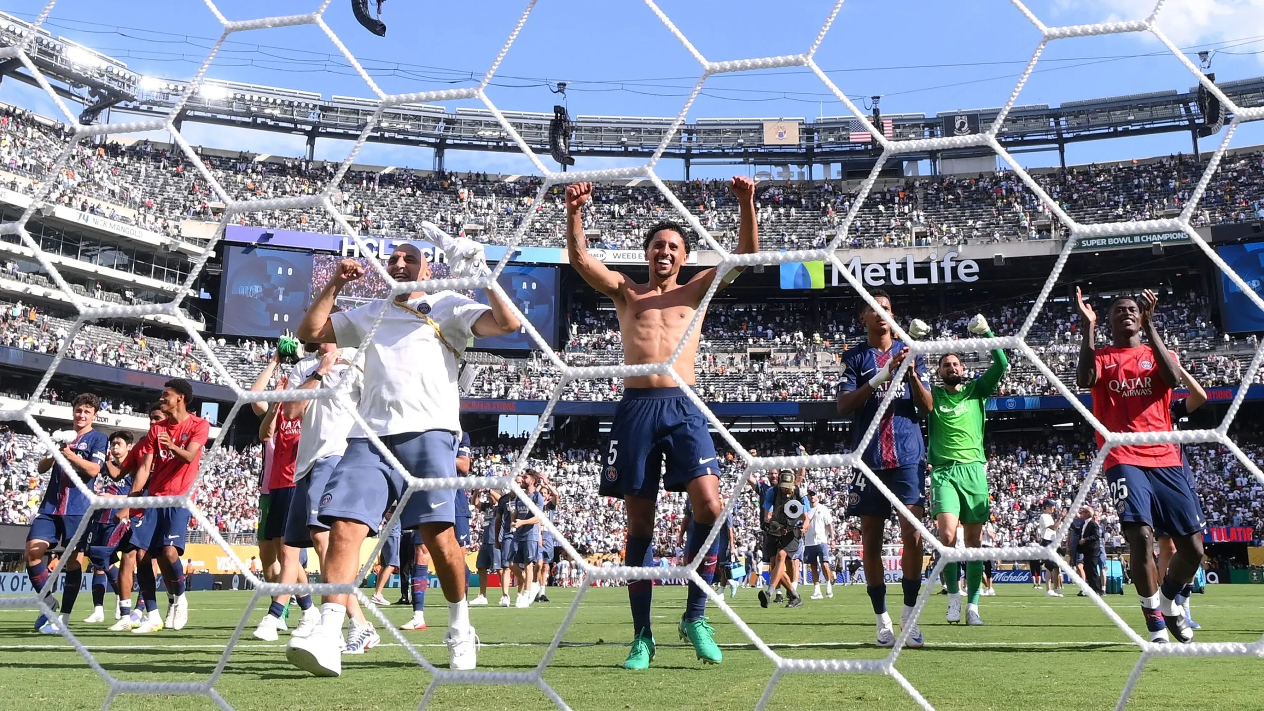 Elenco do PSG comemorando a vaga na final. Foto: David Ramos/Getty Images
