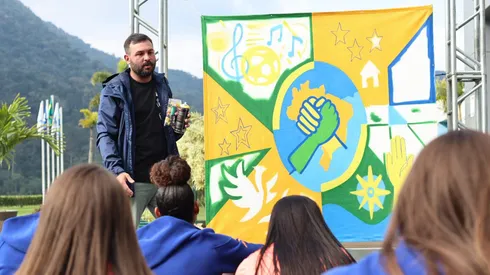 Artista Juan Melo Fajim, de Teresópolis, ensinou técnicas básicas de grafite. Foto: Lívia Villas Boas/CBF