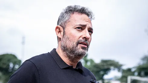 Alexandre Mattos analisa situação de meia de 21 anos, que pode deixar Santos - Fotos: Raul Baretta/ Santos FC.