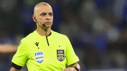 MG - BELO HORIZONTE - 04/05/2025 - BRASILEIRO A 2025, CRUZEIRO X FLAMENGO - O arbitro Wilton Pereira Sampaio durante partida entre Cruzeiro e Flamengo no estadio Mineirao pelo campeonato Brasileiro A 2025. Foto: Gilson Lobo/AGIF