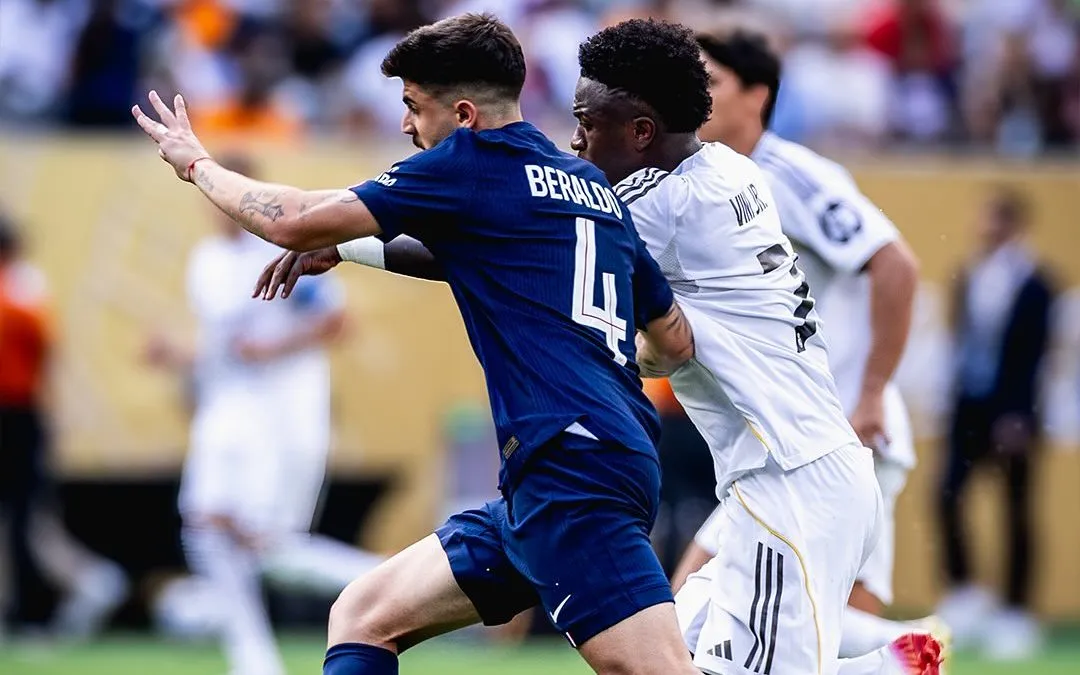 Lucas Beraldo, defensor do PSG disputa lance com Vini Jr do Real Madrid, na semifinal do Mundial de Clubes 2025. Foto: Divulgação redes sociais/Real Madrid ; lberaldo_