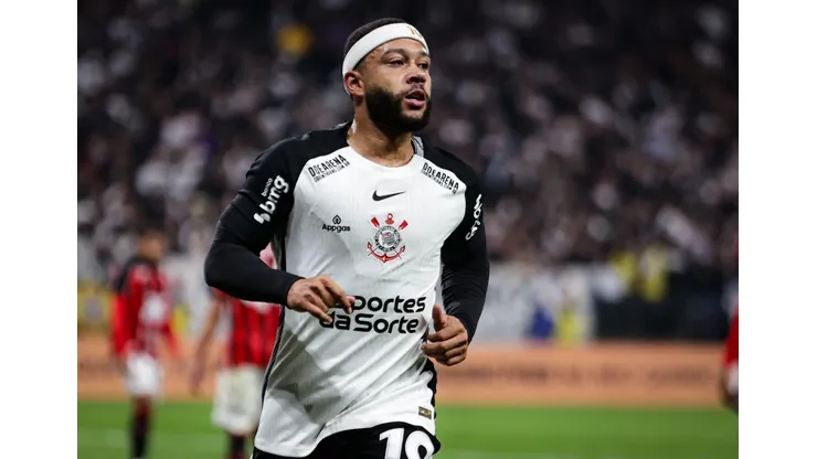 SP - SAO PAULO - 01/06/2025 - BRASILEIRO A 2025, CORINTHIANS X VITORIA - Memphis Depay jogador do Corinthians durante partida contra o Vitoria no estadio Arena Corinthians pelo campeonato Brasileiro A 2025. Foto: Fabio Giannelli/AGIF