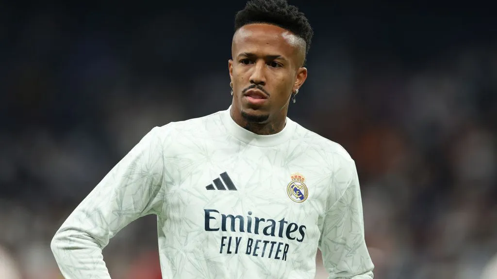 Eder Militão retornou depois de longo tempo parado e está na lista de jogadores que devem ser recuperados por Xabi Alonso (Photo by Florencia Tan Jun/Getty Images)