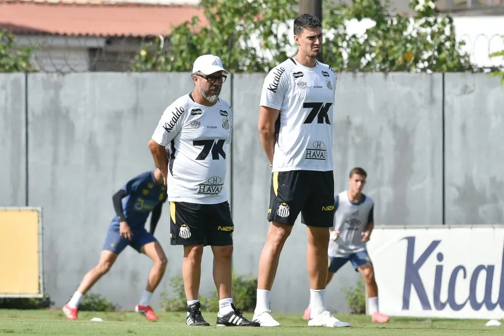 Cléber Xavier fala sobre objetivo do Santos na temporada –  Foto: JOTA ERRE/AGIF