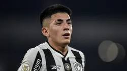 - Thiago Almada vestindo a camisa do Fogão