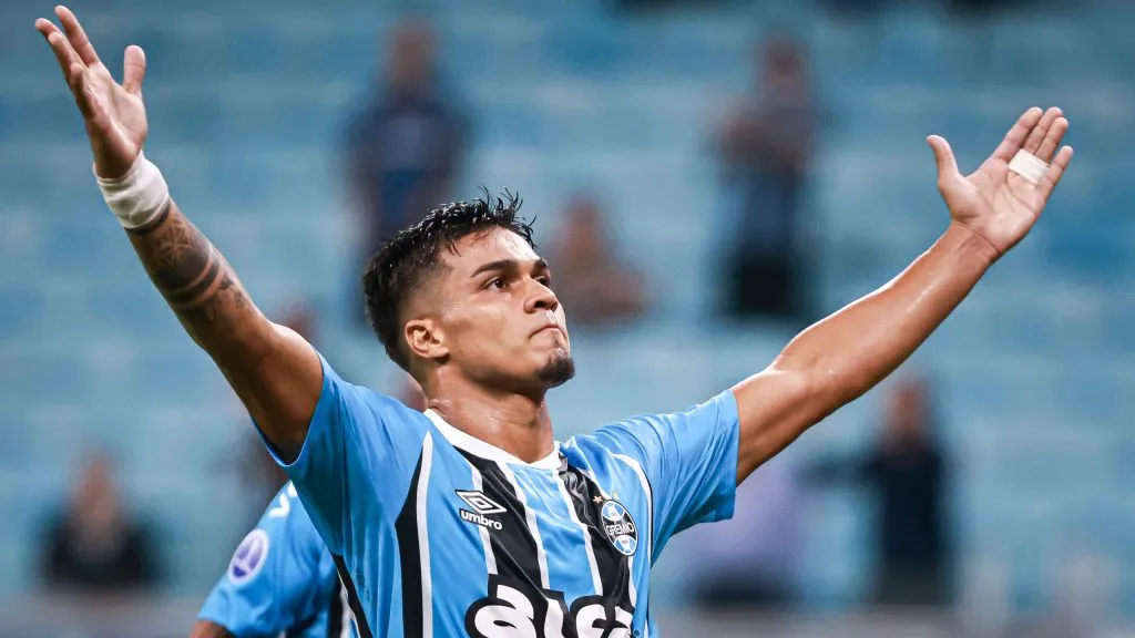 RS – PORTO ALEGRE – 08/04/2025 – COPA SUL-AMERICANA 2025, GREMIO X ATLETICO GRAU – Matias Arezo jogador do Gremio comemora seu gol durante partida contra o Atletico Grau no estadio Arena do Gremio pelo campeonato Copa Sul-americana 2025. Foto: Maxi Franzoi/AGIF