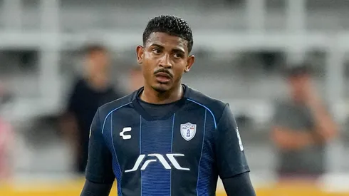 John Kennedy disputou duelo contra o FC Salzburg, da Áustria