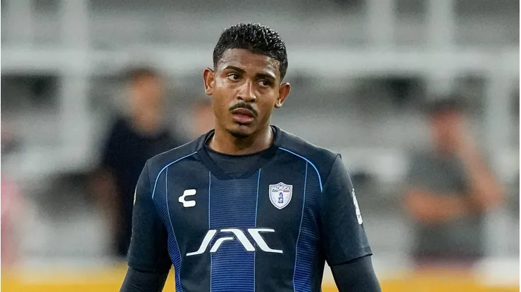 John Kennedy disputou duelo contra o FC Salzburg, da Áustria