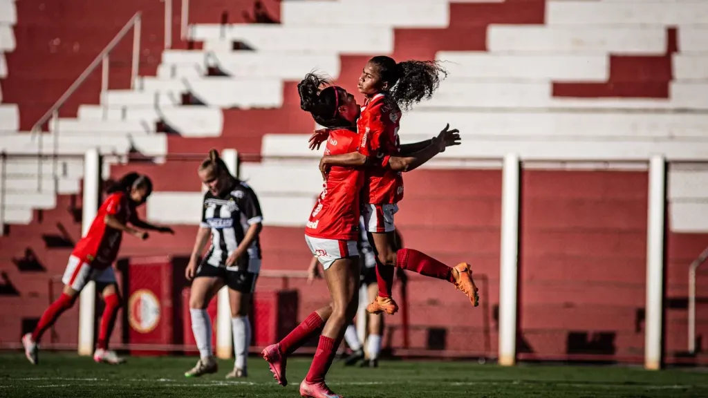 Atletas do time feminino do Vila Nova celebram gol