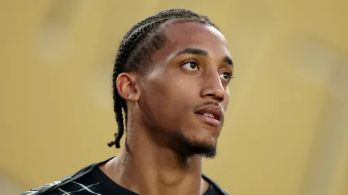 - João Pedro, atacante