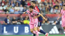 Lionel Messi sob marcação em partida diante do New England. Foto: Associated Press / Alamy Stock Photo