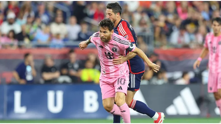 Lionel Messi sob marcação em partida diante do New England. Foto: Associated Press / Alamy Stock Photo