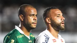 Mayke ao lado de Guilherme em jogo do Peixe na Vila Belmiro.