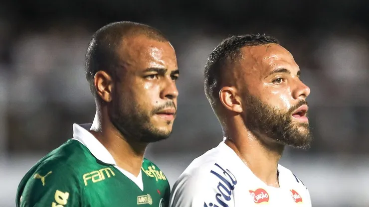 Mayke ao lado de Guilherme em jogo do Peixe na Vila Belmiro.