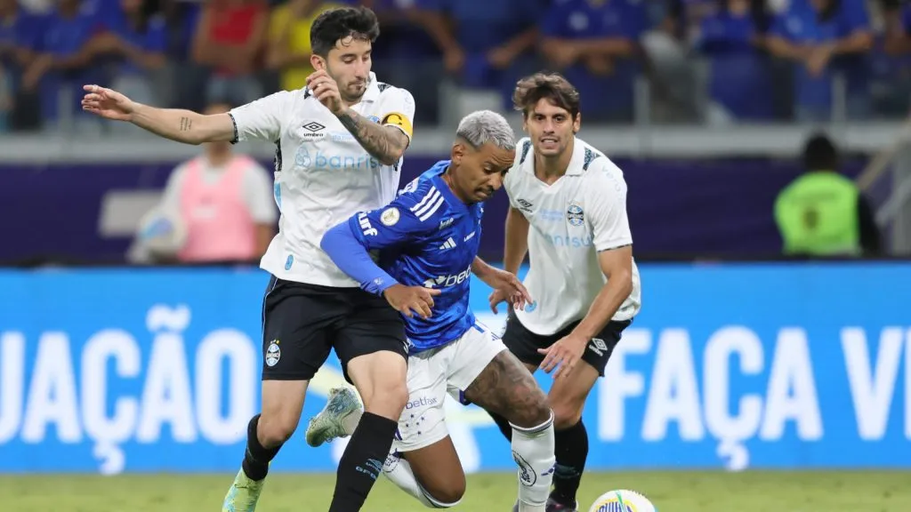 MG – BELO HORIZONTE – 27/11/2024 – BRASILEIRO A 2024, CRUZEIRO X GREMIO – Matheus Pereira jogador do Cruzeiro disputa lance com Villasanti jogador do Gremio durante partida no estadio Mineirao pelo campeonato Brasileiro A 2024. Foto: Gilson Lobo/AGIF