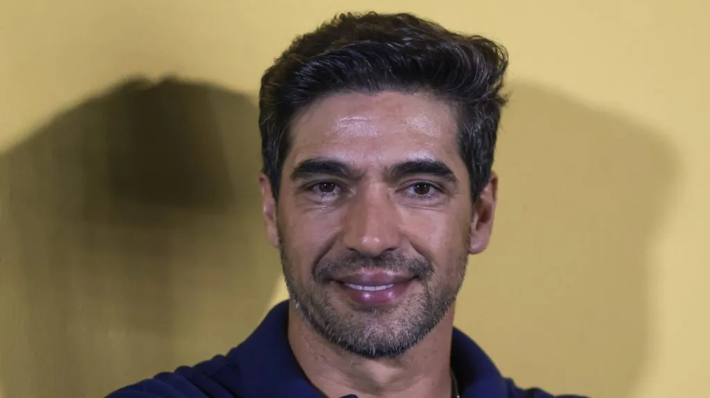 Foto: Marcello Zambrana/AGIF – Abel Ferreira não quer liberar o lateral para o Alvinegro.