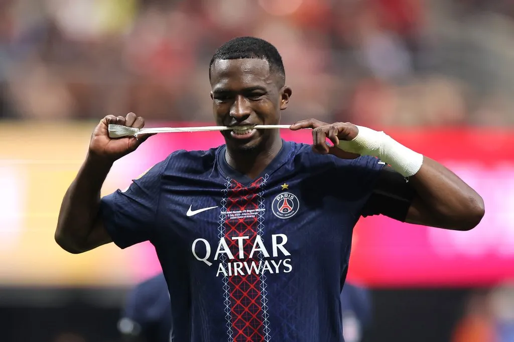 Pacho, suspenso, é um dos desfalques do PSG de Luís Enrique para final contra o Chelsea – Foto: Alex Grimm/Getty Images