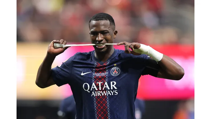 Pacho, suspenso, é um dos desfalques do PSG de Luís Enrique para final contra o Chelsea - Foto: Alex Grimm/Getty Images