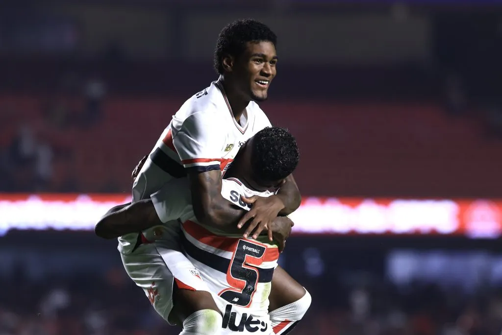 Arboleda jogador do Sao Paulo comemora seu gol com Lucas Ferreira jogador da sua equipe durante partida contra o Gremio no estadio Morumbi pelo campeonato Brasileiro A 2025. Foto: Marcello Zambrana/AGIF