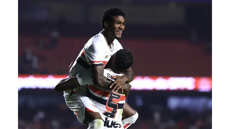 SP - SAO PAULO - 17/05/2025 - BRASILEIRO A 2025, SAO PAULO X GREMIO - Arboleda jogador do Sao Paulo comemora seu gol com Lucas Ferreira jogador da sua equipe durante partida contra o Gremio no estadio Morumbi pelo campeonato Brasileiro A 2025. Foto: Marcello Zambrana/AGIF