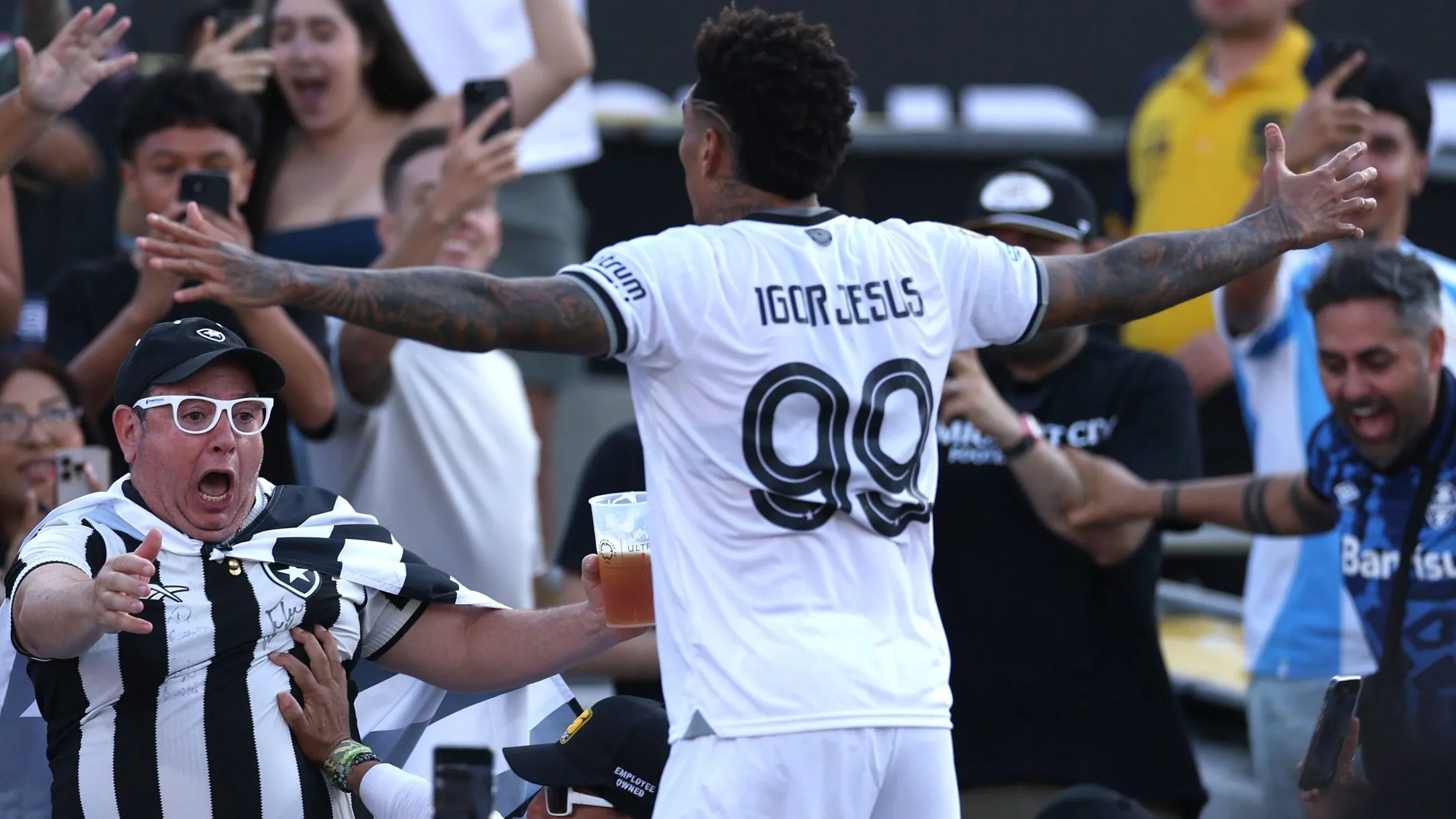 Igor Jesus, comemorando seu gol em Botafogo x PSG. Foto: Stu Forster/Getty Images