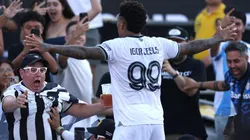 PASADENA, CALIFORNIA - JUNE 19: Botafogo player Igor Jesus celebrates his winning goal with fans during the FIFA Club World Cup 2025 group B match between Paris Saint-Germain FC and Botafogo FR at Rose Bowl Stadium on June 19, 2025 in Pasadena, California. (Photo by Stu Forster/Getty Images)