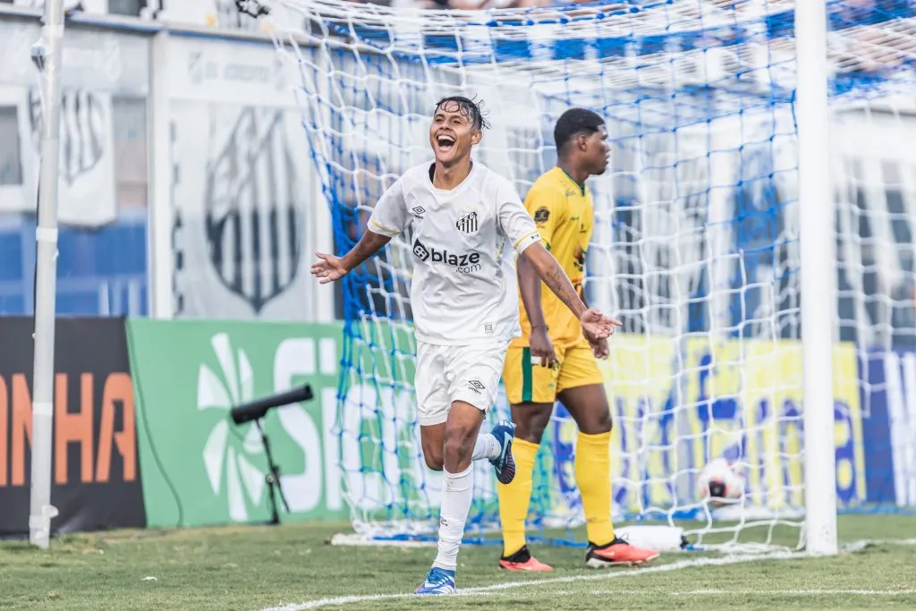 SP – DIADEMA – 07/01/2024 – COPA SAO PAULO 2024, NOVA VENECIA X SANTOS – Hyan jogador do Santos comemora seu gol durante partida contra o Nova Venecia no estadio Arena Inamar pelo campeonato Copa Sao Paulo 2024. Foto: Abner Dourado/AGIF