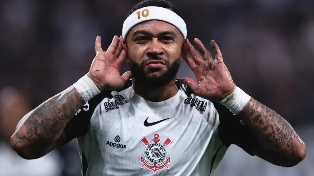 Memphis Depay, jogador do Corinthians, comemora seu gol antes da anulacao apos interferencia do VAR durante partida contra o Internacional no estadio Arena Corinthians pelo campeonato Brasileiro A 2025. Foto: Ettore Chiereguini/AGIF