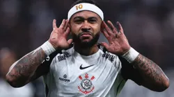 Memphis Depay, jogador do Corinthians, comemora seu gol antes da anulacao apos interferencia do VAR durante partida contra o Internacional no estadio Arena Corinthians pelo campeonato Brasileiro A 2025. Foto: Ettore Chiereguini/AGIF