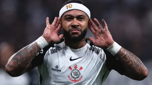 Memphis Depay, jogador do Corinthians, comemora seu gol antes da anulacao apos interferencia do VAR durante partida contra o Internacional no estadio Arena Corinthians pelo campeonato Brasileiro A 2025. Foto: Ettore Chiereguini/AGIF