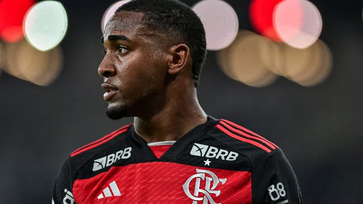 Lorran, jogador do Flamengo, durante partida contra o Gremio no estadio Maracana pelo campeonato Brasileiro A 2024. Foto: Thiago Ribeiro/AGIF