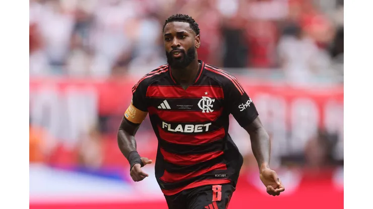 MIAMI GARDENS, FLORIDA - JUNE 29: Gerson #8 of CR Flamengo in action during the FIFA Club World Cup 2025 round of 16 match between CR Flamengo and FC Bayern München at Hard Rock Stadium on June 29, 2025 in Miami Gardens, Florida. (Photo by Michael Reaves/Getty Images)