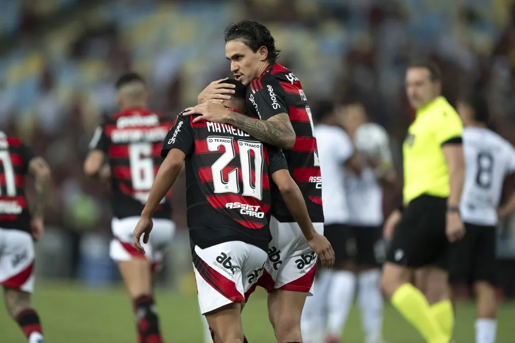 RJ – RIO DE JANEIRO – 21/05/2025 – COPA DO BRASIL 2025, FLAMENGO X BOTAFOGO-PB – Pedro jogador do Flamengo comemora seu gol com Matheus Goncalves jogador da sua equipe durante partida contra o Botafogo-PB no estadio Maracana pelo campeonato Copa Do Brasil 2025. Foto: Jorge Rodrigues/AGIF