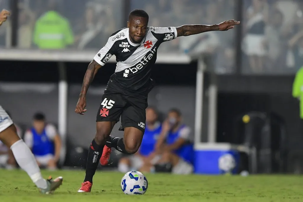 Loide Agusto deve retornar no Vasco para o clássico – Foto: Thiago Ribeiro/AGIF