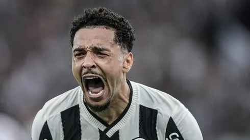 RJ - RIO DE JANEIRO - 08/12/2024 - BRASILEIRO A 2024, BOTAFOGO X SAO PAULO - Gregore jogador do Botafogo comemora seu gol durante partida contra o Sao Paulo no estadio Engenhao pelo campeonato Brasileiro A 2024.