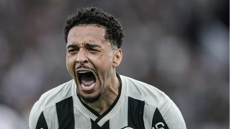 RJ - RIO DE JANEIRO - 08/12/2024 - BRASILEIRO A 2024, BOTAFOGO X SAO PAULO - Gregore jogador do Botafogo comemora seu gol durante partida contra o Sao Paulo no estadio Engenhao pelo campeonato Brasileiro A 2024.