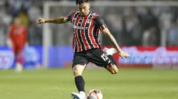 SANTOS, BRAZIL - FEBRUARY 01: Enzo Diaz of Sao Paulo kicks the ball during the match between Santos and Sao Paulo as part of Paulista Championship 2025 at Urbano Caldeira Stadium (Vila Belmiro) on February 01, 2025 in Santos, Brazil. (Photo by Miguel Schincariol/Getty Images)
