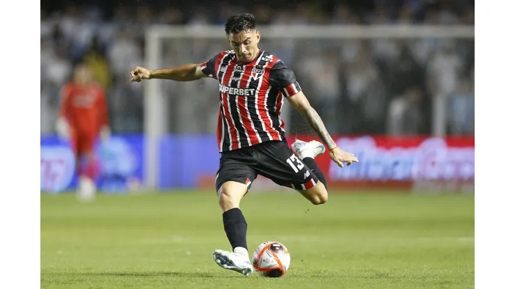 SANTOS, BRAZIL - FEBRUARY 01: Enzo Diaz of Sao Paulo kicks the ball during the match between Santos and Sao Paulo as part of Paulista Championship 2025 at Urbano Caldeira Stadium (Vila Belmiro) on February 01, 2025 in Santos, Brazil. (Photo by Miguel Schincariol/Getty Images)