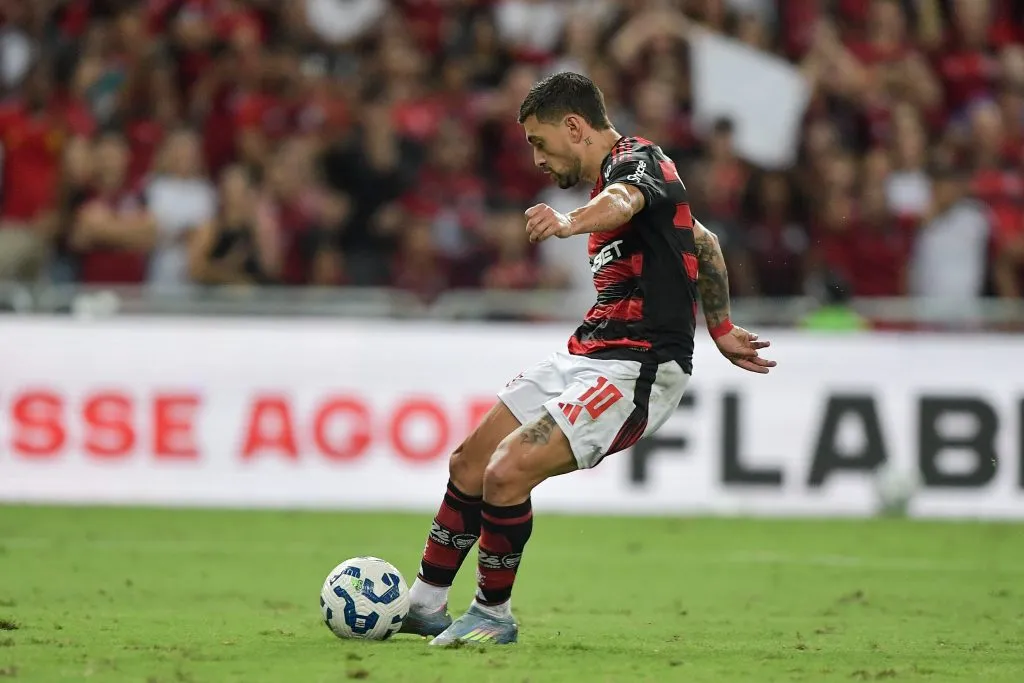 Arrascaeta desperta o interesse de clubes do Catar – Foto: Thiago Ribeiro/AGIF