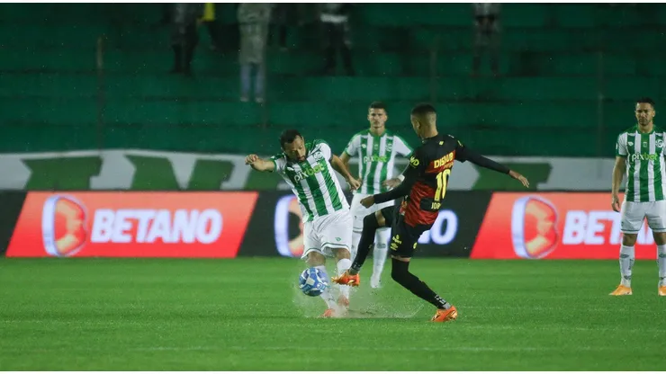 Nenê divide bola com Jorginho em partida entre Juventude e Sport. Foto: Sipa US / Alamy Stock Photo