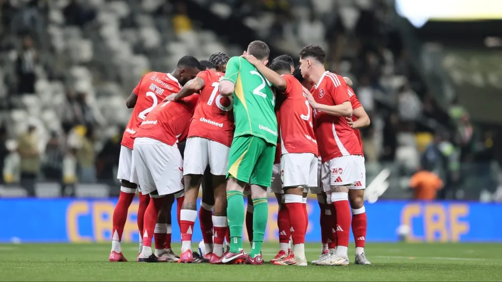 MG – BELO HORIZONTE – 12/06/2025 – BRASILEIRO A 2025, ATLETICO-MG X INTERNACIONAL – Jogadores do Internacional durante entrada em campo para partida contra o Atletico-MG no estadio Arena MRV pelo campeonato Brasileiro A 2025. Foto: Gilson Lobo/AGIF