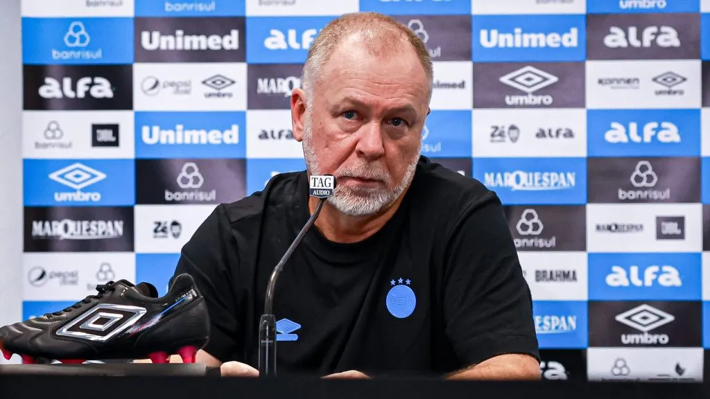 Para Mano Menezes, é sem chance de Arezo ir para o clube uruguaio. Treinador até ironizou interesse – Foto: Maxi Franzoi/AGIF