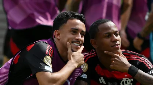 Matheus Gonçalves ao lado de Wallace Yan comemorando gol do Fla.