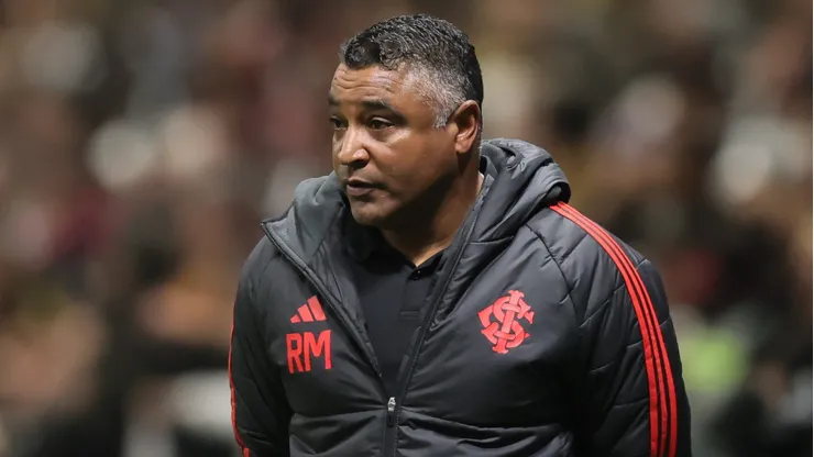 MG - BELO HORIZONTE - 12/06/2025 - BRASILEIRO A 2025, ATLETICO-MG X INTERNACIONAL - Roger Machado tecnico do Internacional durante partida contra o Atletico-MG no estadio Arena MRV pelo campeonato Brasileiro A 2025. Foto: Gilson Lobo/AGIF